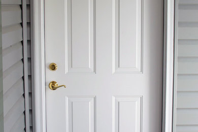 Inspiration pour une petite porte d'entrée rustique avec une porte simple et une porte blanche.