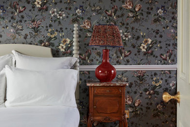 ロンドンにある小さなヴィクトリアン調のおしゃれな客用寝室 (マルチカラーの壁、淡色無垢フローリング、暖炉なし、ベージュの床、三角天井、壁紙) のレイアウト