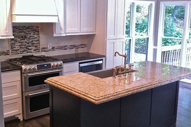Kitchen - traditional kitchen idea in Atlanta