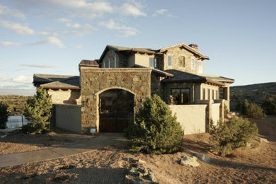 Diseño de fachada de casa beige y gris de estilo americano grande de tres plantas con revestimientos combinados, tejado a dos aguas y tejado de teja de barro