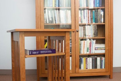 Imagen de despacho tradicional de tamaño medio sin chimenea con paredes blancas, moqueta, escritorio independiente y suelo beige