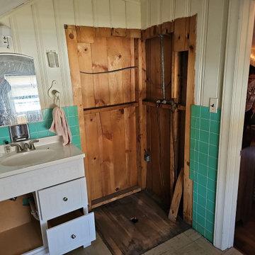 Alcove Style Corner Shower, Vinyl Flooring - Initial Photos