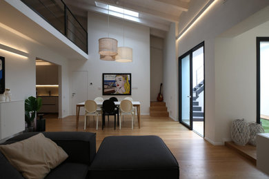 Foto di un ampio soggiorno minimalista con sala formale, TV autoportante e travi a vista