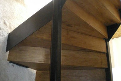 Idée de décoration pour un petit escalier minimaliste en U avec des marches en bois et des contremarches en bois.