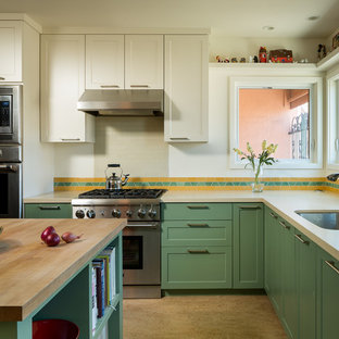 Idée de décoration pour une arrière-cuisine design en L de taille moyenne avec un évier encastré, un placard à porte shaker, des portes de placards vertess, un plan de travail en quartz modifié, une crédence orange, une crédence en carreau de céramique, un électroménager en acier inoxydable, un sol en linoléum, un îlot central et un sol marron.