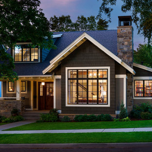 Bild på ett vintage grått trähus, med två våningar och sadeltak