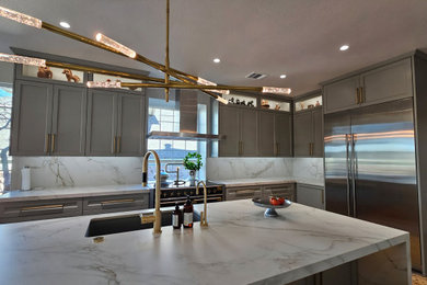 Kitchen - modern kitchen idea in Austin