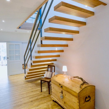 Kragarmtreppe mit Flachstahlgeländer