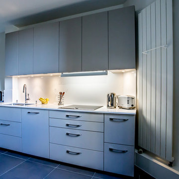 Rénovation d'une cuisine d'appartement en blanc et gris