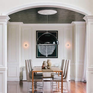 Klassisches Esszimmer mit braunem Holzboden, orangem Boden und beiger Wandfarbe in Philadelphia