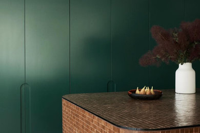 Photo of a mid-sized midcentury l-shaped open plan kitchen in Sydney with flat-panel cabinets, green cabinets, quartz benchtops, brown splashback, with island and green benchtop.