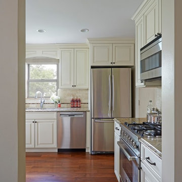 Traditional Condo Kitchen in Schaumburg, IL