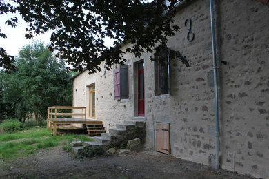 Inspiration pour une petite façade de maison rustique en pierre avec un toit à deux pans.