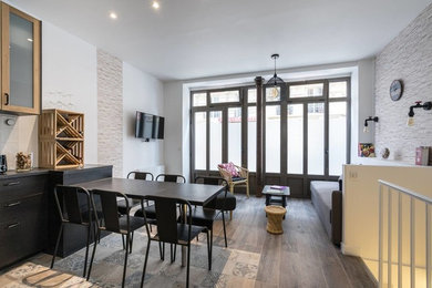 Idées déco pour une salle de séjour industrielle de taille moyenne et ouverte avec un bar de salon, un mur blanc, un sol en carrelage de céramique, un téléviseur fixé au mur et un sol marron.