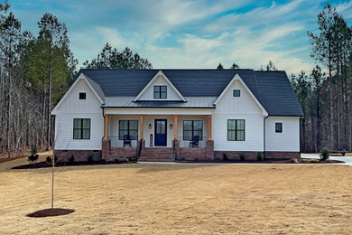 Country exterior home idea in Raleigh