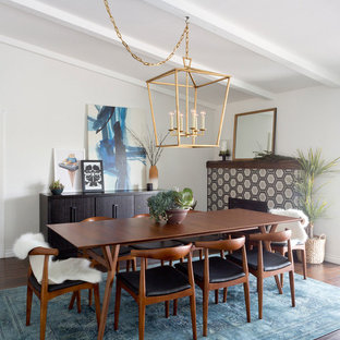 Mittelgroße Moderne Wohnküche mit weißer Wandfarbe, dunklem Holzboden, Kamin und gefliestem Kaminsims in Los Angeles