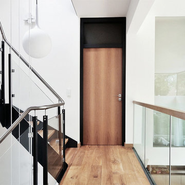 Modernes Treppenhaus mit Wangentreppe in Einfamilienhaus