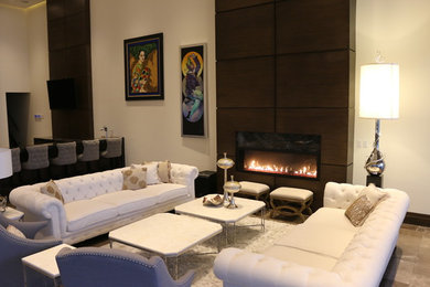 Diseño de salón con barra de bar contemporáneo extra grande con paredes blancas, suelo de mármol, chimenea lineal, marco de chimenea de madera y suelo negro
