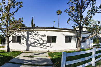 Inspiration for a modern exterior home remodel in Los Angeles