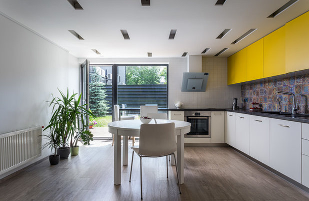 Современный  by Pominchuk Architects