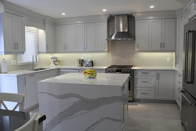 Example of a transitional kitchen design in Toronto