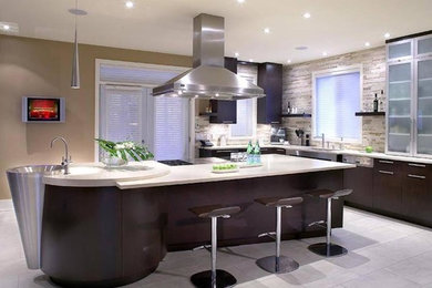 Example of a classic kitchen design in Vancouver