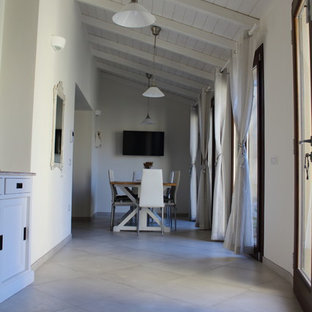 カリアリの中サイズのトラディショナルスタイルのLDKの画像 (白い壁、磁器タイルの床、グレーの床)