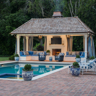 サンフランシスコの大きい長方形トラディショナルスタイルのおしゃれなプール (レンガ敷き) の写真