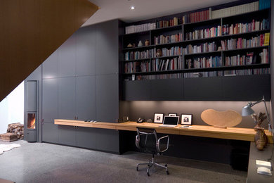 Example of a home office design in Vancouver