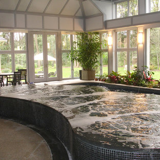 ニューヨークの大きいキドニーシェイプコンテンポラリースタイルのおしゃれなプール (天然石敷き) の写真