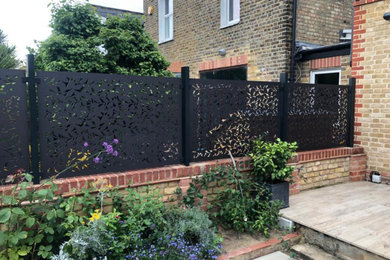 Medium sized contemporary back garden fence in London.