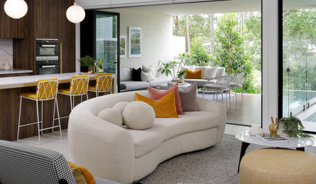 Houzz Tour: Midcentury Curves and Colour in a Townhouse Makeover