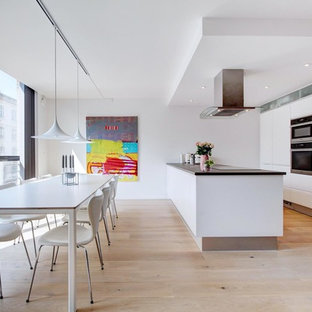 コペンハーゲンのモダンスタイルのLDKの画像 (白い壁、淡色無垢フローリング、暖炉なし)