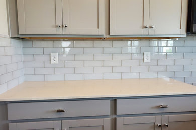 Foto de cocina minimalista con salpicadero blanco y salpicadero de azulejos de vidrio