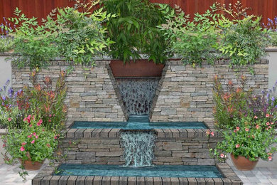 Стильный дизайн: маленькая пергола во дворе частного дома на заднем дворе в современном стиле с фонтаном и мощением тротуарной плиткой для на участке и в саду - последний тренд