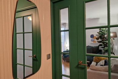 Idées déco pour un petit hall d'entrée contemporain en bois avec un mur vert, parquet clair, une porte double, une porte verte et un sol beige.
