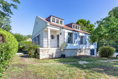 Cette photo montre une façade de maison tendance.