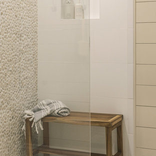 Landhausstil Badezimmer mit Kieselfliesen Ideen, Design & Bilder