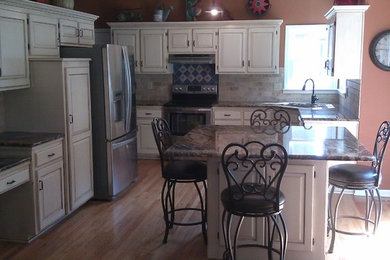Example of a mid-sized classic kitchen design in Kansas City