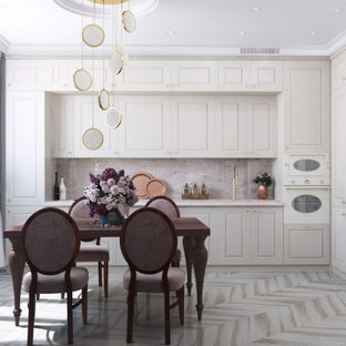 Diseño de cocina comedor en L, tradicional renovada, de tamaño medio, sin isla, con suelo de madera clara, suelo beige, fregadero bajoencimera, armarios con paneles con relieve, puertas de armario beige, encimera de cuarcita, salpicadero rosa, electrodomésticos con paneles y encimeras rosas