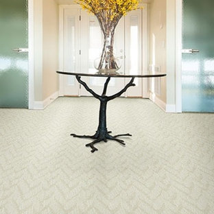 Ejemplo de hall bohemio con paredes beige, moqueta, puerta simple y puerta blanca
