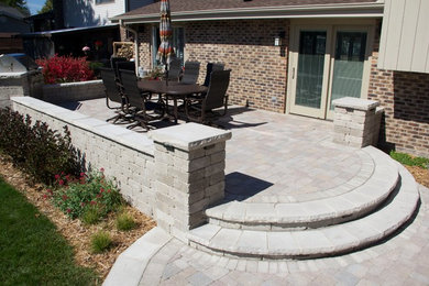 Example of a transitional patio design in Chicago