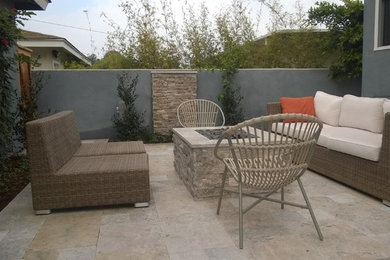 Small beach style patio photo in Los Angeles