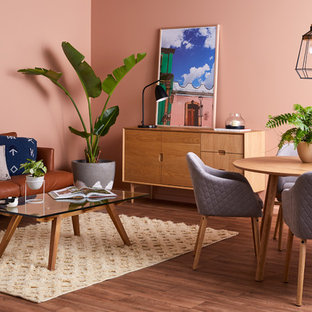 На фото: со средним бюджетом маленькие гостиные-столовые в современном стиле с розовыми стенами, полом из винила и бежевым полом