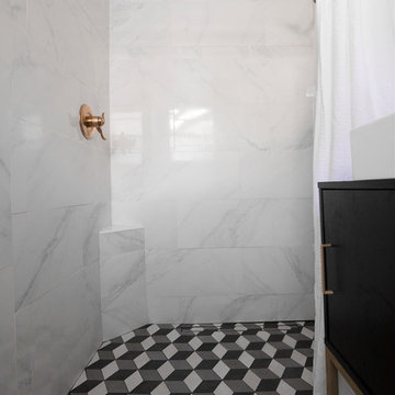 Get Ideas From This Budget-Friendly Black-and-White Bath