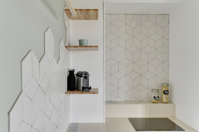 Idées déco pour une cuisine encastrable moderne en L fermée et de taille moyenne avec un évier intégré, un placard à porte affleurante, des portes de placard blanches, un plan de travail en quartz, une crédence blanche, une crédence en céramique, un sol en linoléum, aucun îlot, un sol gris et un plan de travail beige.