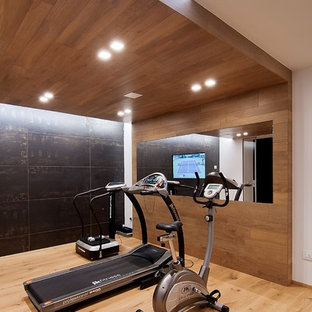 ヴェネツィアのコンテンポラリースタイルのおしゃれなホームジム (無垢フローリング、ベージュの床、茶色い壁) の写真