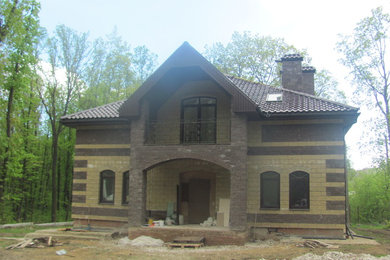 Пример оригинального дизайна: дом среднего размера в стиле неоклассика (современная классика)