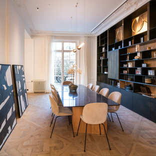 Esempio di una grande sala da pranzo design chiusa con pareti bianche, parquet chiaro, camino classico, cornice del camino in pietra e pavimento beige