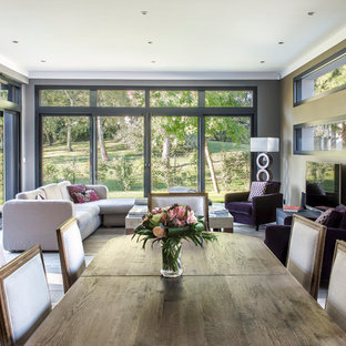 ルアーブルの広いモダンスタイルのLDKの画像 (茶色い壁、無垢フローリング、暖炉なし)